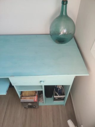 Escritorio azul claro con cajón y estantes