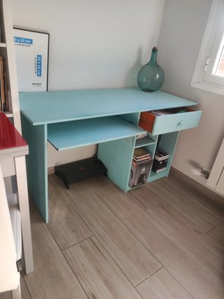 Escritorio azul claro con cajón y estantes