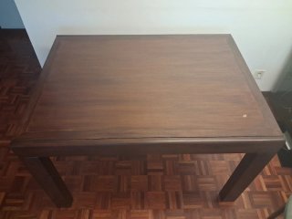 Mesa de comedor de madera oscura