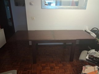 Mesa de comedor de madera oscura