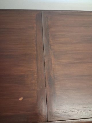 Mesa de comedor de madera oscura