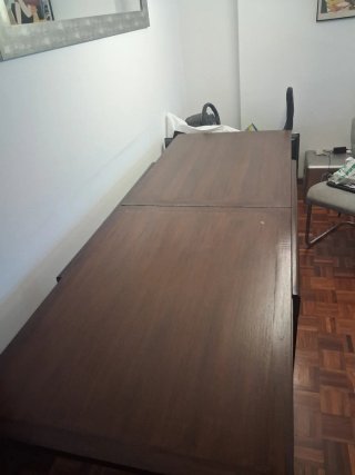 Mesa de comedor de madera oscura