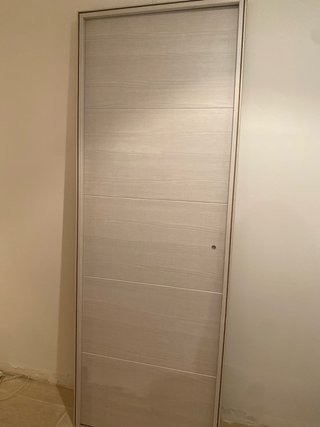 Puerta Leroy blanca efecto madera