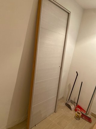 Puerta Leroy blanca efecto madera