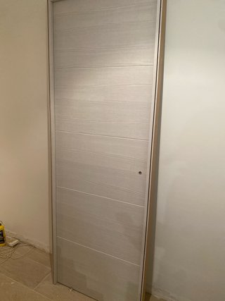 Puerta Leroy blanca efecto madera