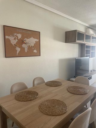 Mesa de comedor de madera clara extensible