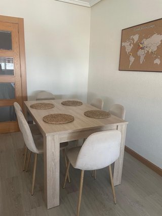 Mesa de comedor de madera clara extensible