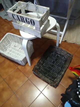 Cestas y cajas  en madera y mimbre varias
