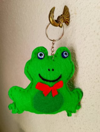 Llavero rana artesanal verde