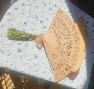 Abanico de madera tallada con borla verde oliva