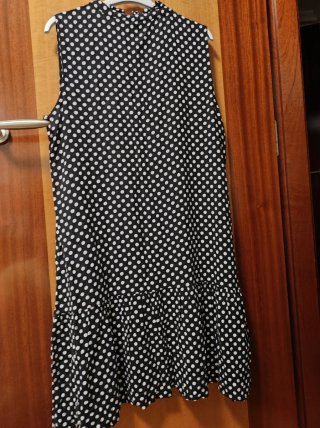 Vestido C&A negro lunares blancos