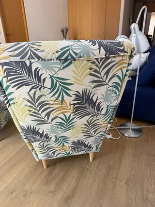 Butaca orejera floral muy cómoda