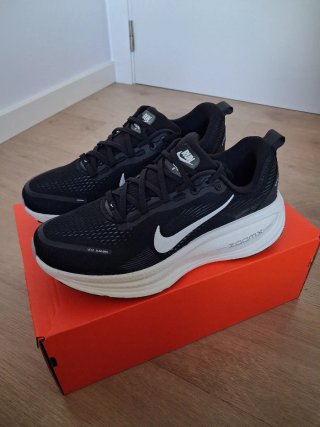 W NIKE VOMERO 18