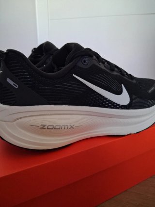 W NIKE VOMERO 18