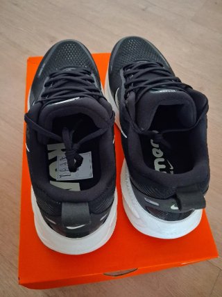 W NIKE VOMERO 18