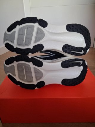 W NIKE VOMERO 18