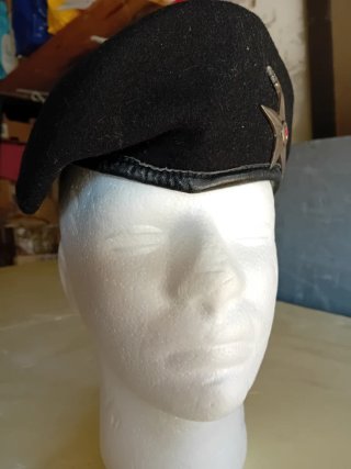 basco vintage appartenente al Corpo Militare della