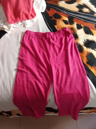 Pantalón rosa ancho ligero suave