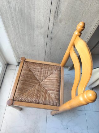 2 Sillas de madera con asiento de ratán y 2 tabure