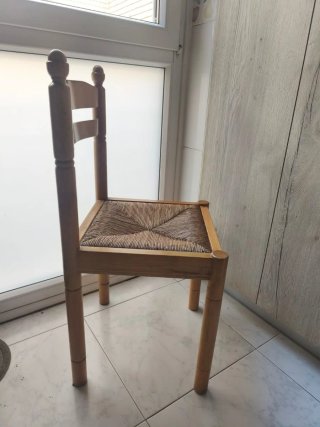 2 Sillas de madera con asiento de ratán y 2 tabure