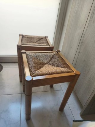 2 Sillas de madera con asiento de ratán y 2 tabure
