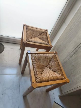 2 Sillas de madera con asiento de ratán y 2 tabure