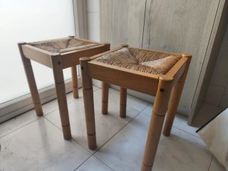 2 Sillas de madera con asiento de ratán y 2 tabure