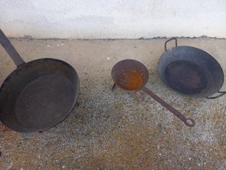 Sartenes antiguas de hierro