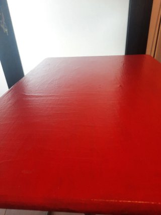 Mesita plegable roja y gris mediana