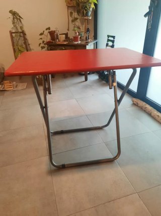 Mesita plegable roja y gris mediana