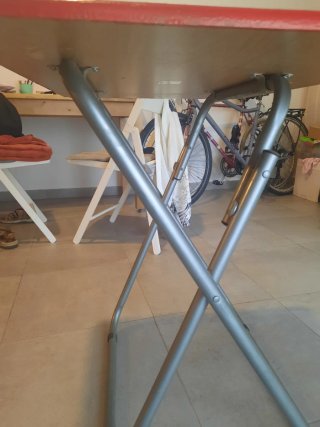 Mesita plegable roja y gris mediana