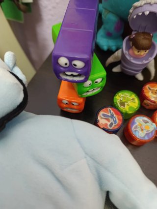Lote Juguetes Varios  Peluches canicas pokemon etc