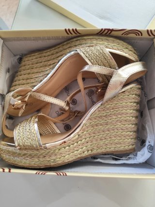 Sandalias doradas cuña talla 40