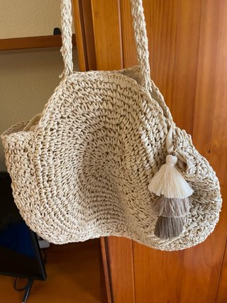 Bolso de rafia redondo con flecos