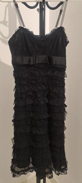 Vestido negro con volantes