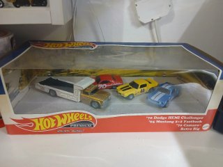 Hot Wheels Premium Retro Rig Set