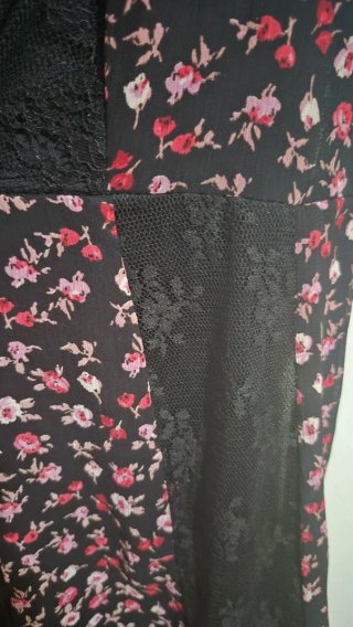 Vestido largo floral Stradivarius con encaje negro