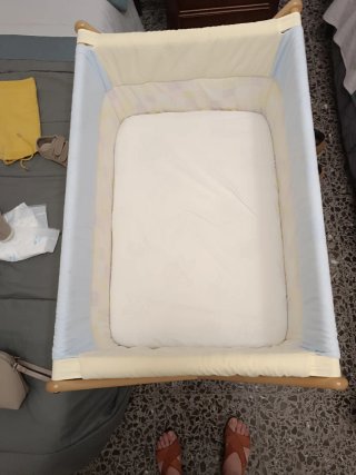 Mini cuna de madera y tela