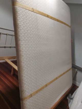 Cama madera con somier tapizado