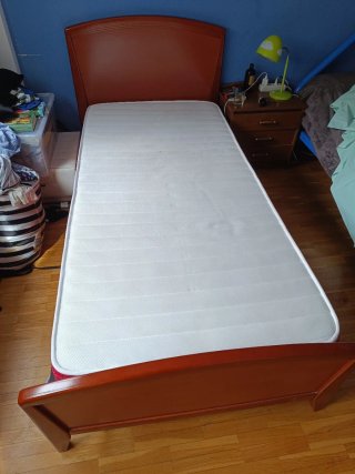 Cama de madera sin colchón.