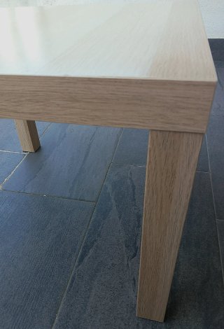 Tavolo ausiliario Ikea Lack in legno chiaro
