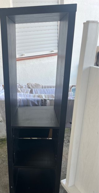 Estantería negra de madera
