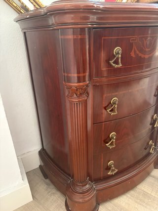 Mesa de noche de madera con detalles dorados