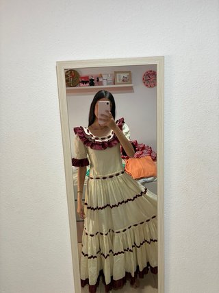 Traje de flamenca beige y burdeos