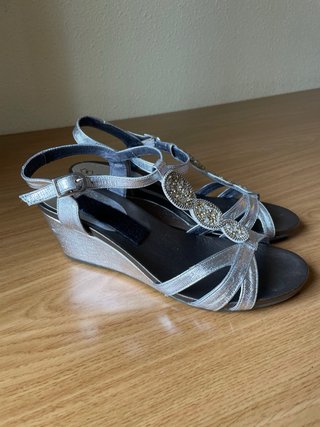 Sandalias plateadas con pedrería