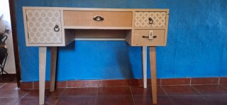 Mesa de tocador de madera y metal