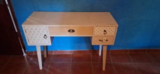 Mesa de tocador de madera y metal