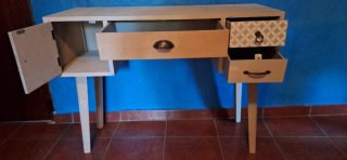 Mesa de tocador de madera y metal