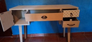 Mesa de tocador de madera y metal