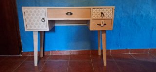 Mesa de tocador de madera y metal